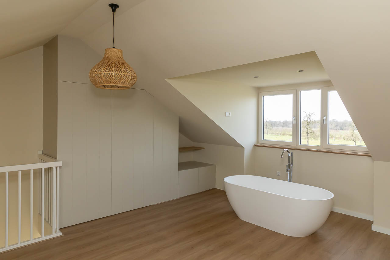 Door het plaatsen van een dakkapel is er op zolder een ruime badkamer met slaapkamer ontstaan