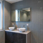 Fraaie badkamer met groene tegels geven een modern en fris gevoel